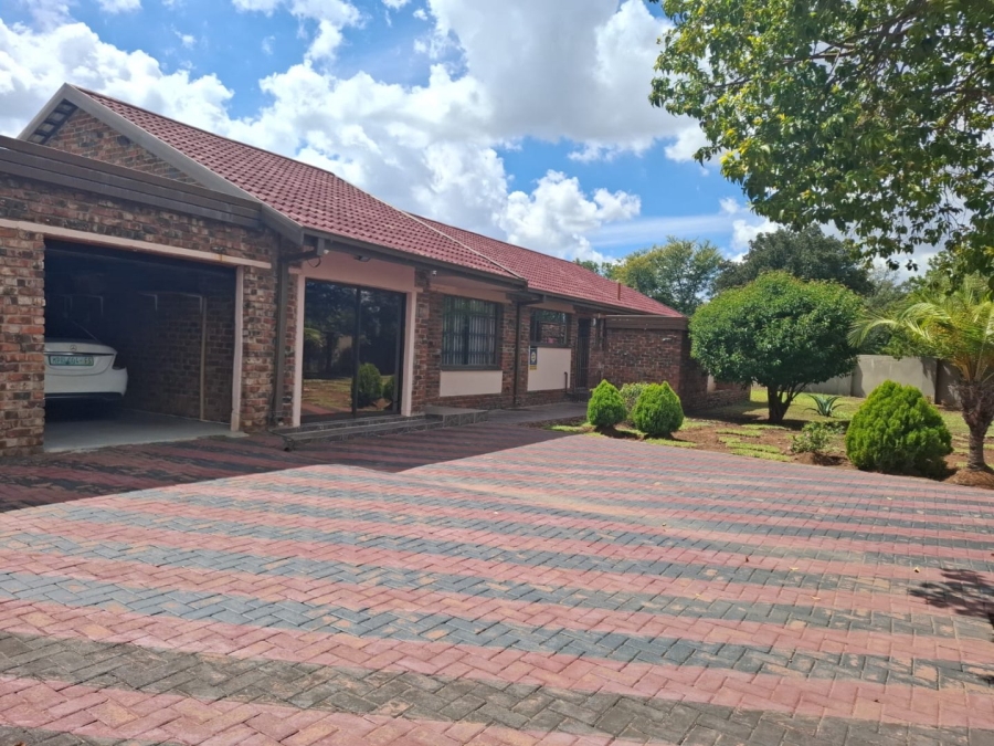 5 Bedroom Property for Sale in Fichardt Park Free State